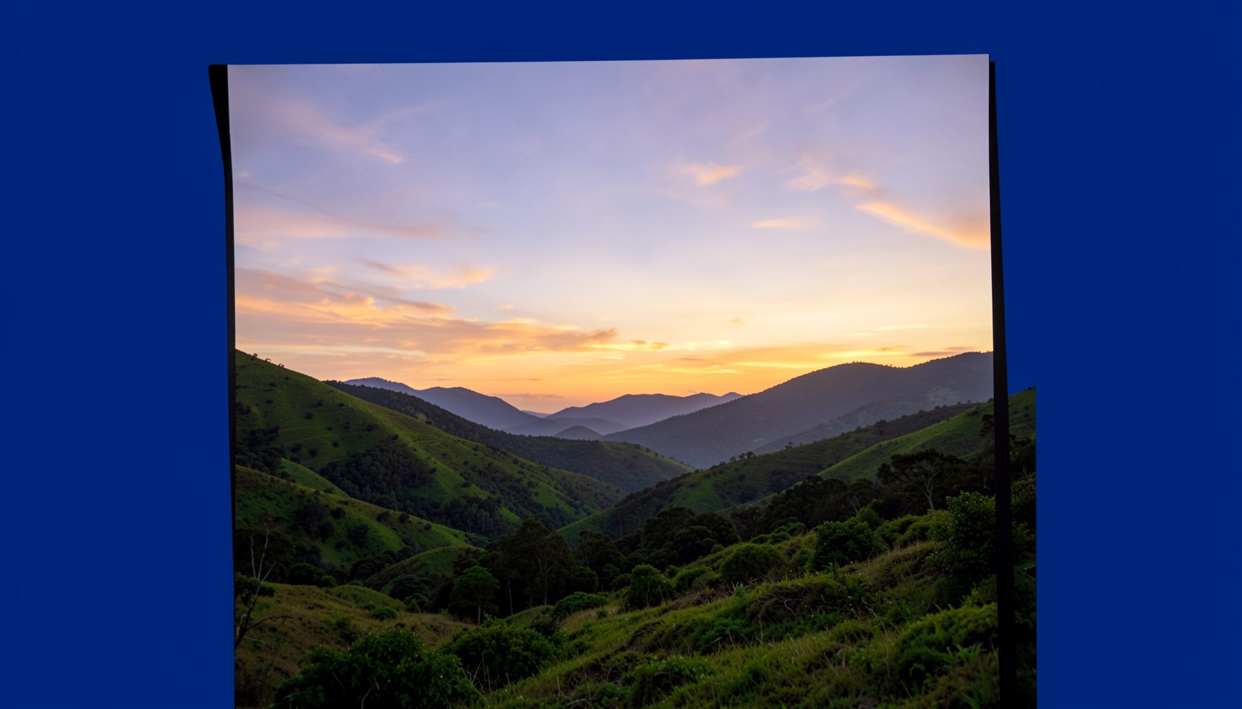 Paisaje sereno al atardecer con colinas verdes y cielo en tonos dorados y lavanda, transmitiendo calma y contemplación.